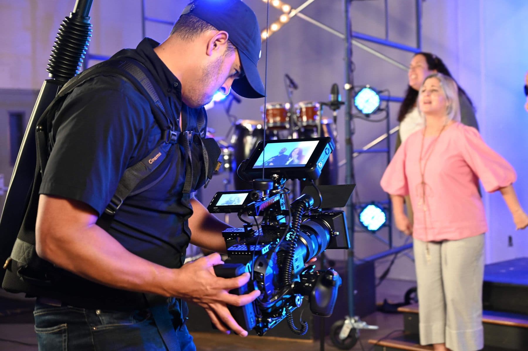 Camarógrafo grabando una producción en vivo